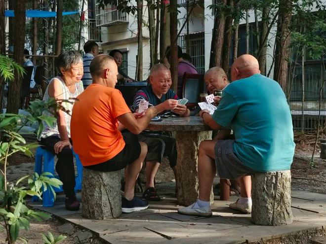 休老人或许比00后还会玩九游会j9ag现在的退(图2)