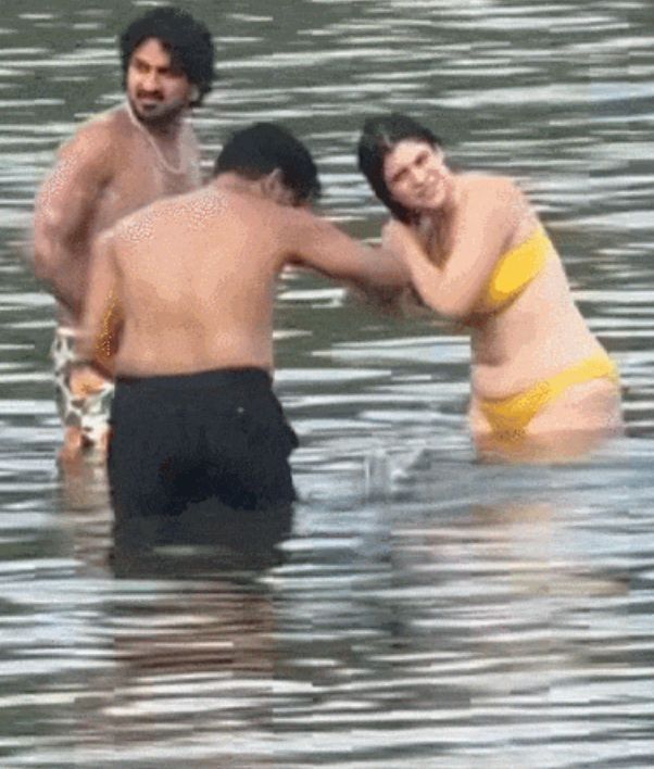 洗澡 还互相搓背 打肥皂泡! 警方介入九游会网址是多少印度游客庐山景区内下水(图3)