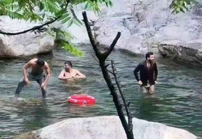 洗澡 还互相搓背 打肥皂泡! 警方介入九