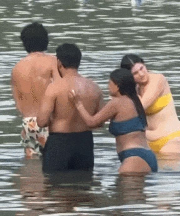 洗澡 还互相搓背 打肥皂泡! 警方介入九游会网址是多少印度游客庐山景区内下水(图4)