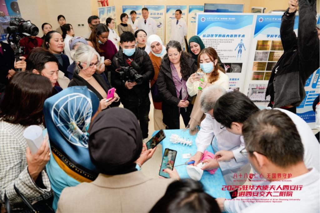 夫人西安行走进西安交大二附院j9九游会网址是什么驻华大使(图2)